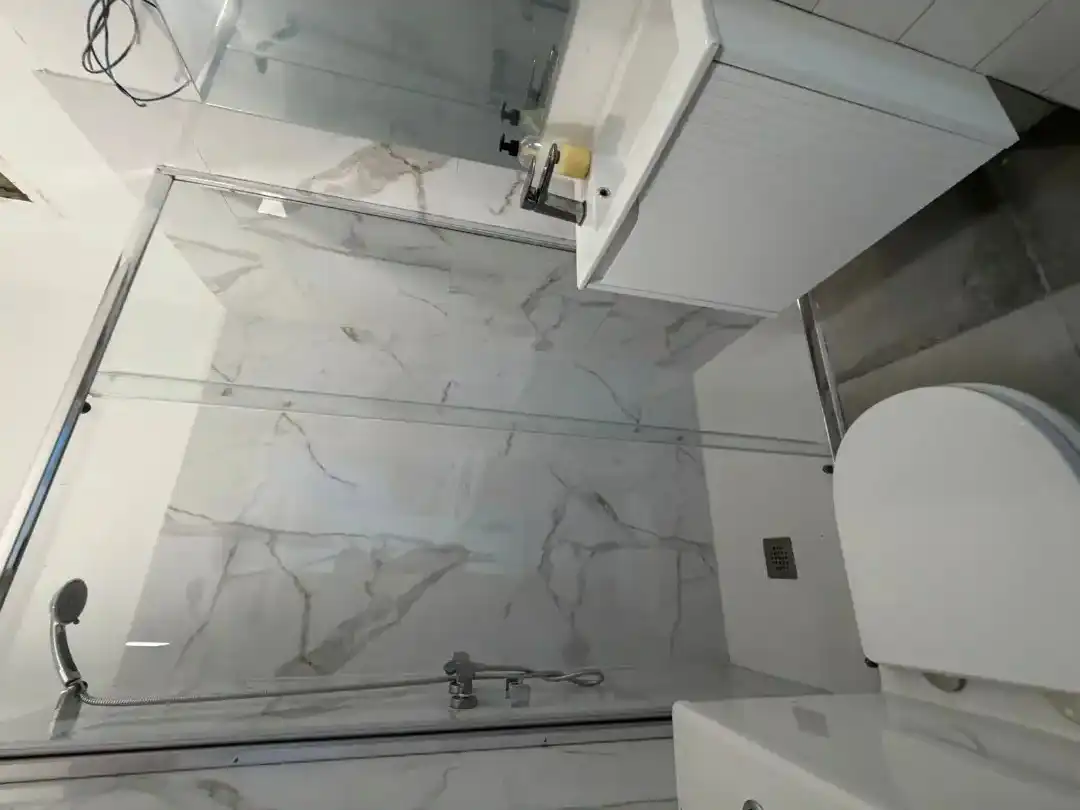 Bany de Local en venda en L'Hospitalet de Llobregat amb Parquet