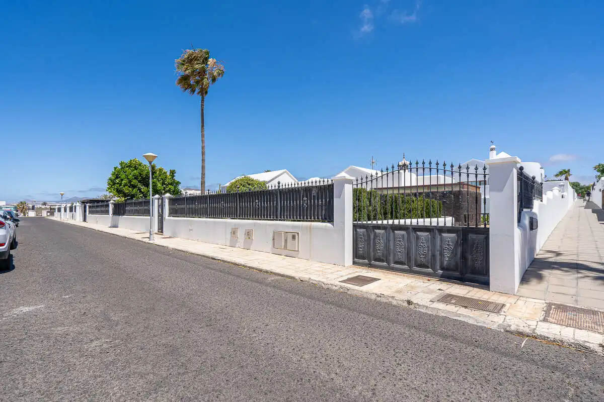 Vista exterior de Casa o xalet en venda en Arrecife amb Jardí privat i Piscina