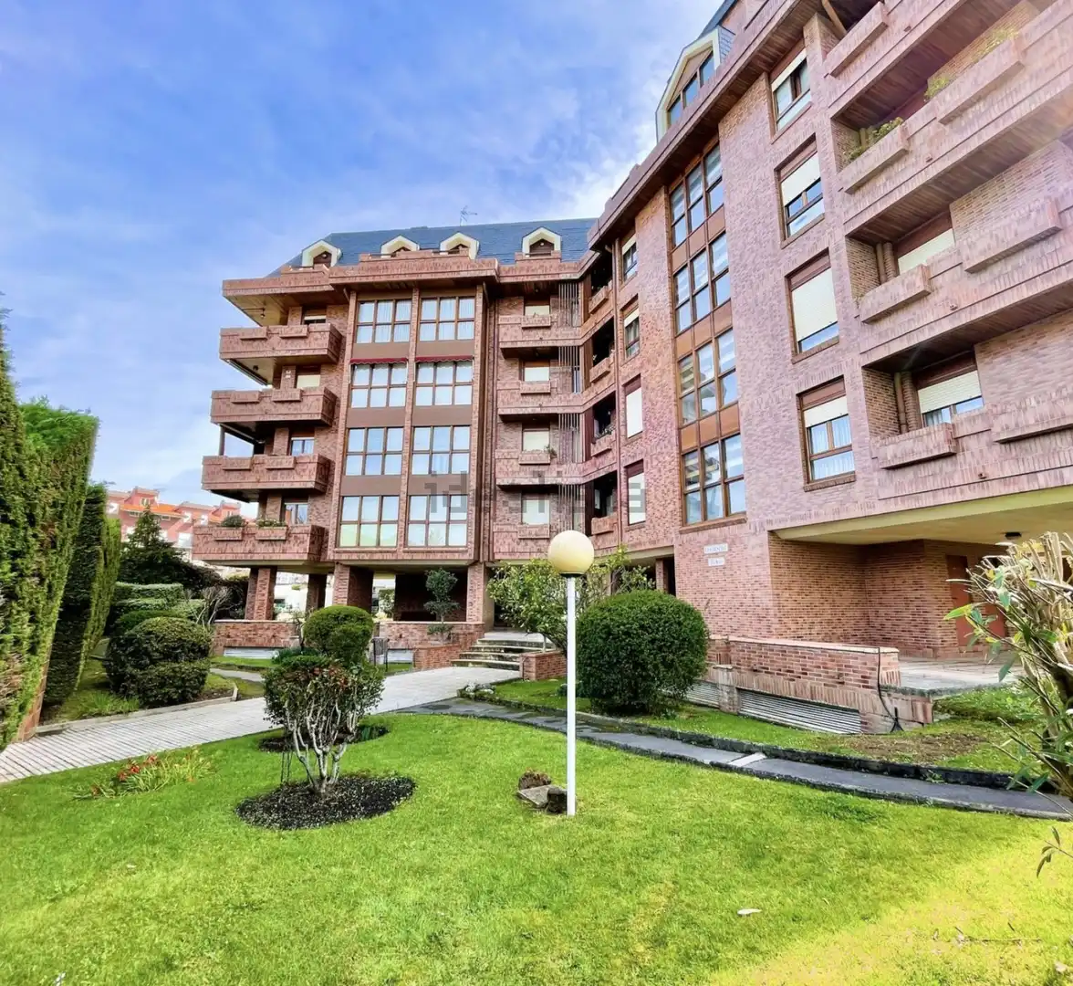 Vista exterior de Pis en venda en Castro-Urdiales amb Calefacció, Jardí privat i Parquet