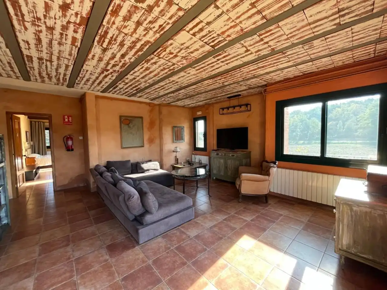 Sala de estar de Finca rústica de alquiler en Aiguaviva con Calefacción, Jardín privado y Terraza
