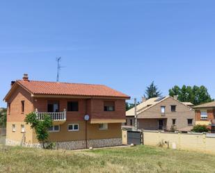 Vista exterior de Casa o xalet en venda en Santovenia de la Valdoncina amb Calefacció, Jardí privat i Terrassa