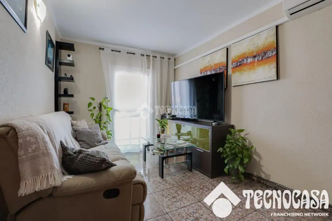 Living room of Flat for sale in Santa Coloma de Gramenet  with Air Conditioner, Heating and Balcony