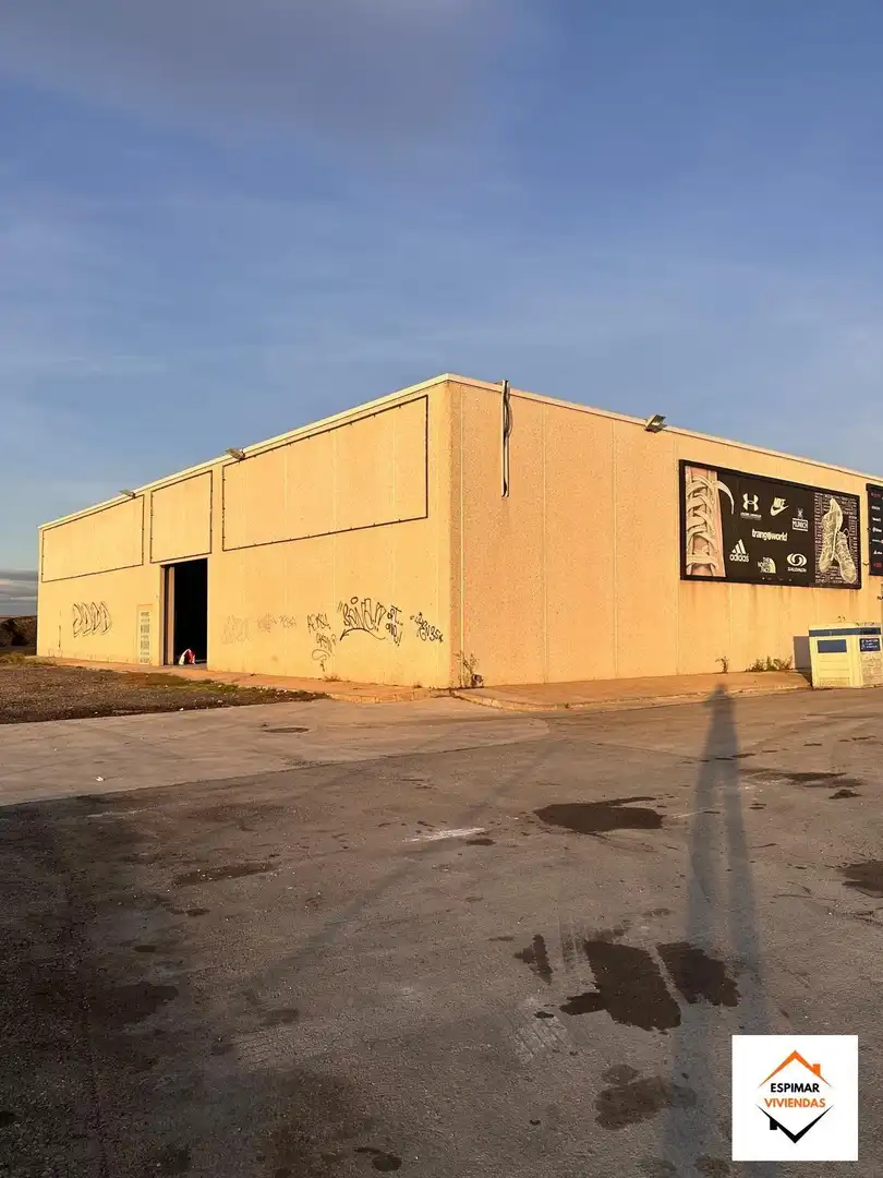 Vista exterior de Nave industrial en venta en Ademuz