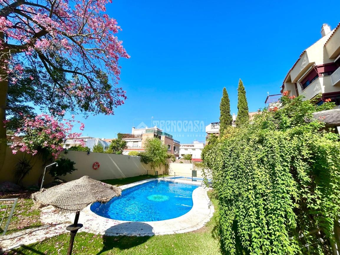 Vista exterior de Pis en venda en  Sevilla Capital amb Aire condicionat i Piscina comunitària