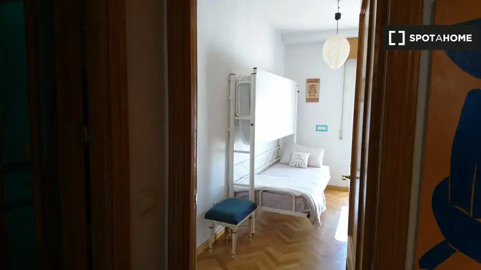 Bedroom of Flat for share in Alcalá de Henares  with Air Conditioner, Heating and Furnished