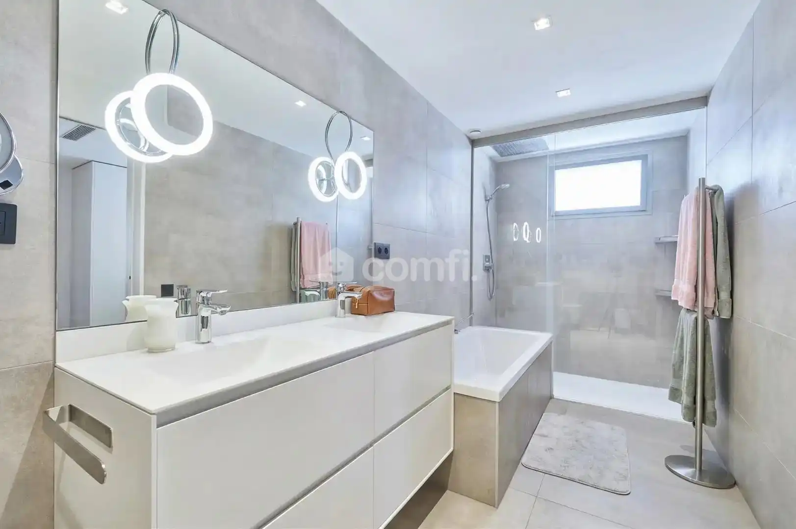 Badezimmer von Einfamilien-Reihenhaus zum Verkauf in Barcelona mit Klimaanlage, Heizung und Terrasse