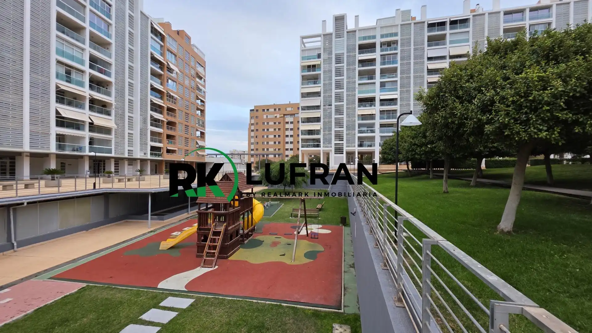 Vista exterior de Àtic en venda en Alicante / Alacant amb Aire condicionat, Calefacció i Jardí privat