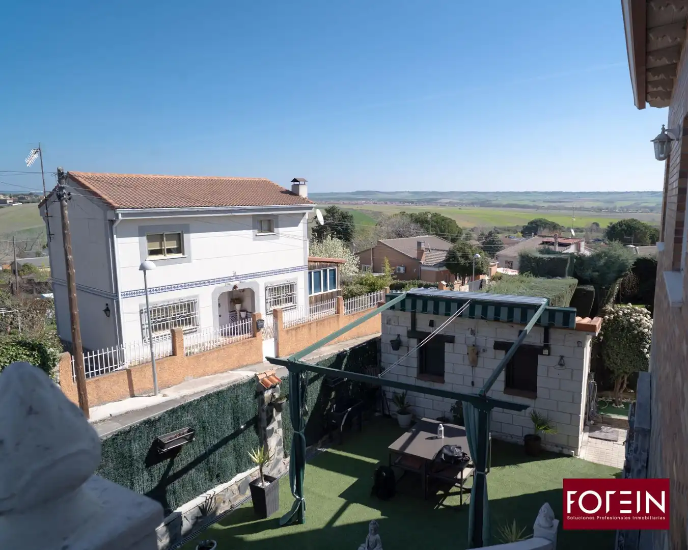 Vista exterior de Casa o xalet en venda en Torrejón del Rey amb Aire condicionat, Calefacció i Jardí privat