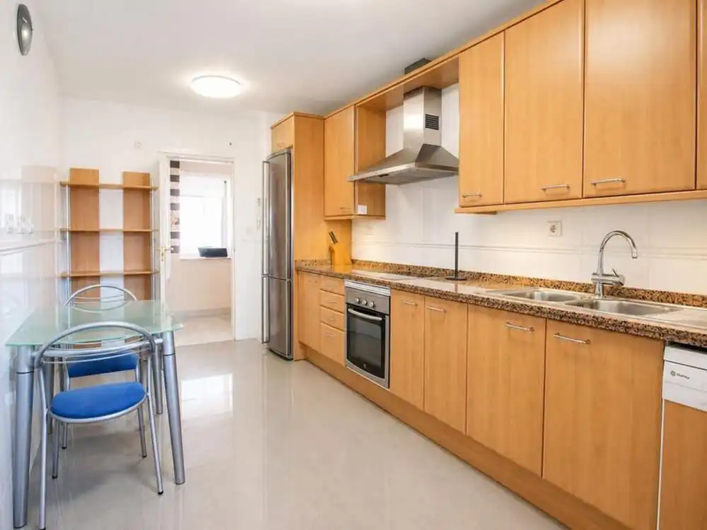 Cuina de Apartament de lloguer en Estepona amb Aire condicionat, Terrassa i Piscina