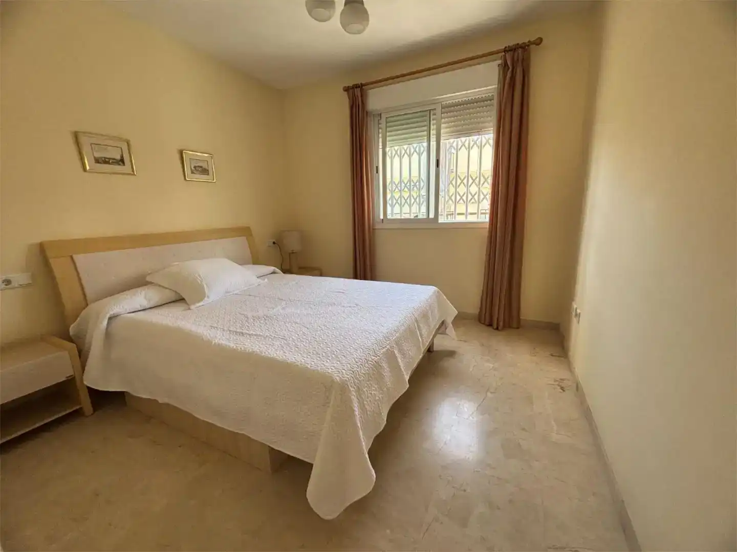 Schlafzimmer von Dachboden zur Miete in Estepona mit Klimaanlage und Balkon