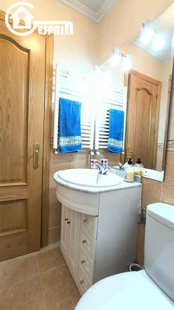 Bathroom of Flat for sale in Madrid  with Air Conditioner and Heating
