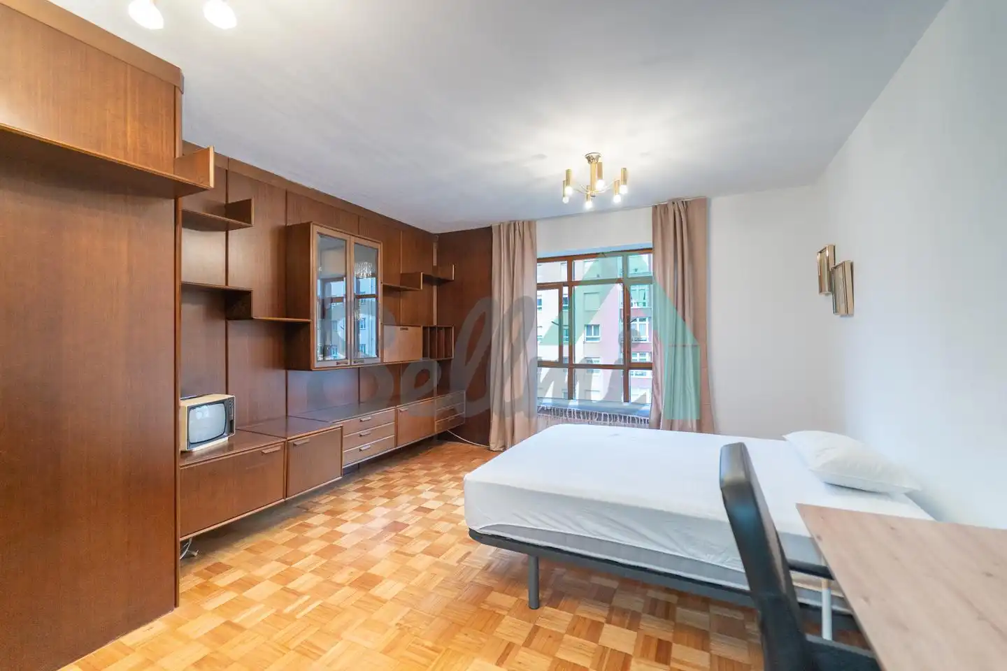 Bedroom of Flat for share in Oviedo   with Heating, Parquet flooring and Furnished