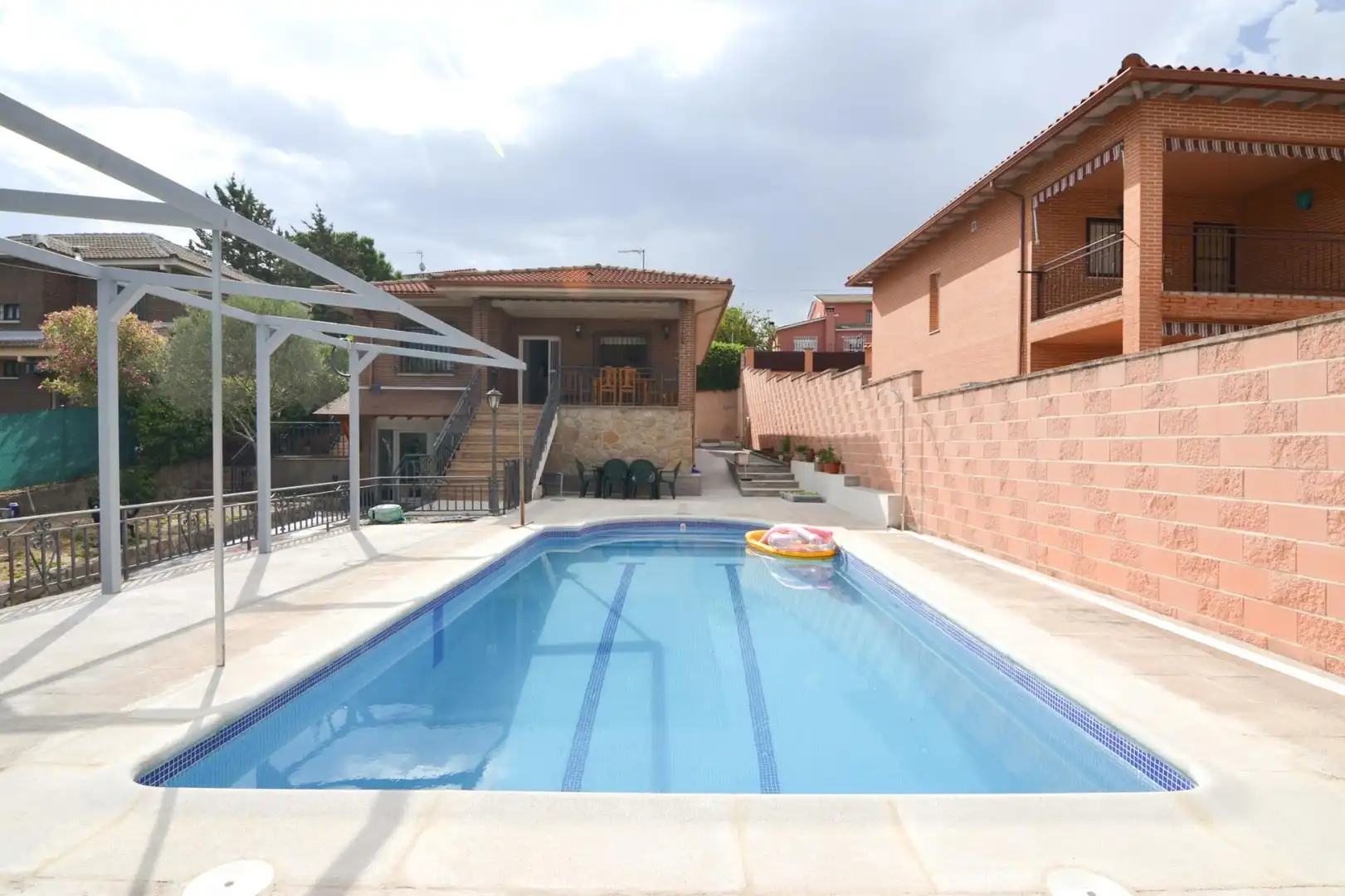 Swimming pool of Houses for sale in Casarrubios del Monte  with Air Conditioner, Heating and Private garden