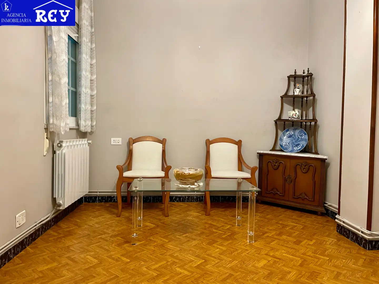 Sala d'estar de Pis en venda en Santiago de Compostela  amb Calefacció, Traster i Moblat