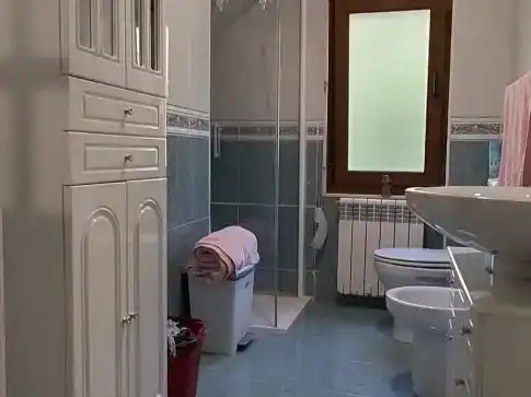 Bany de Pis en venda en Degaña amb Parquet i Moblat