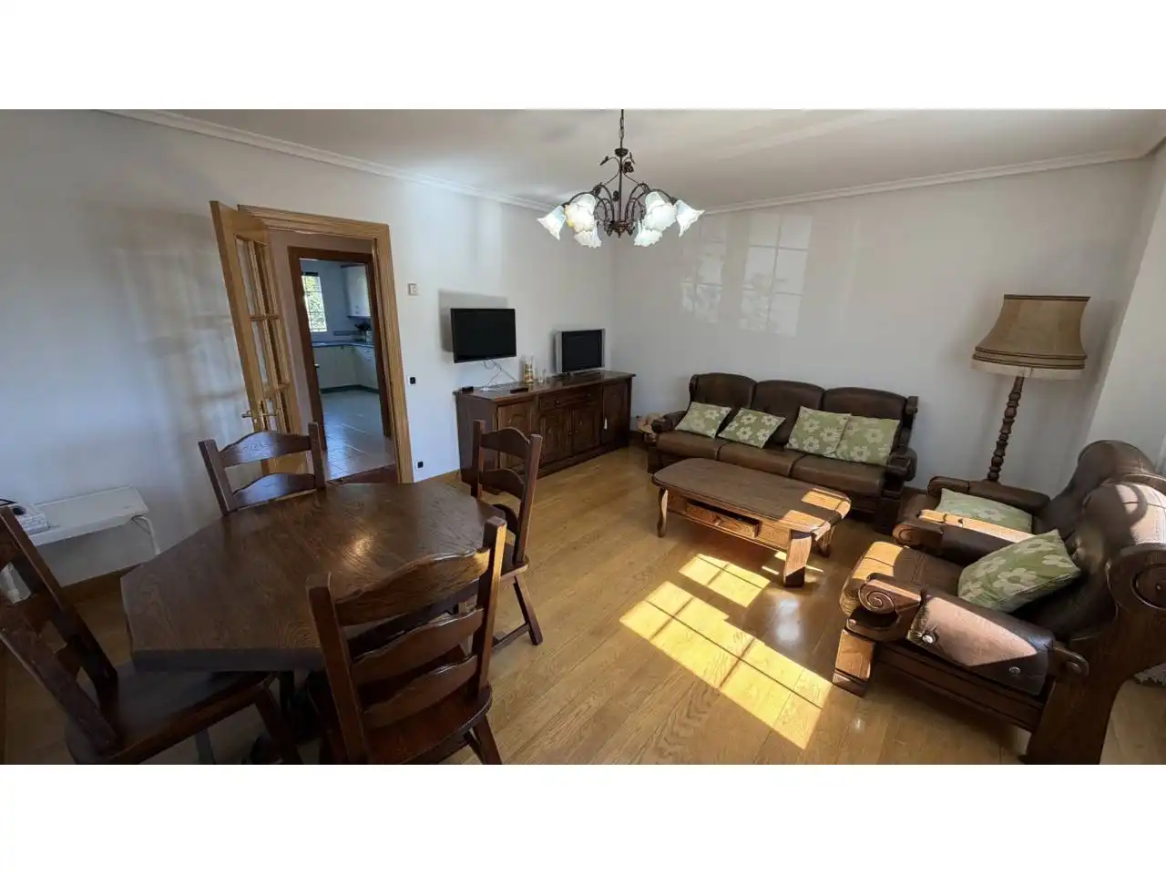 Sala d'estar de Casa adosada en venda en Espinosa de los Monteros, Burgos