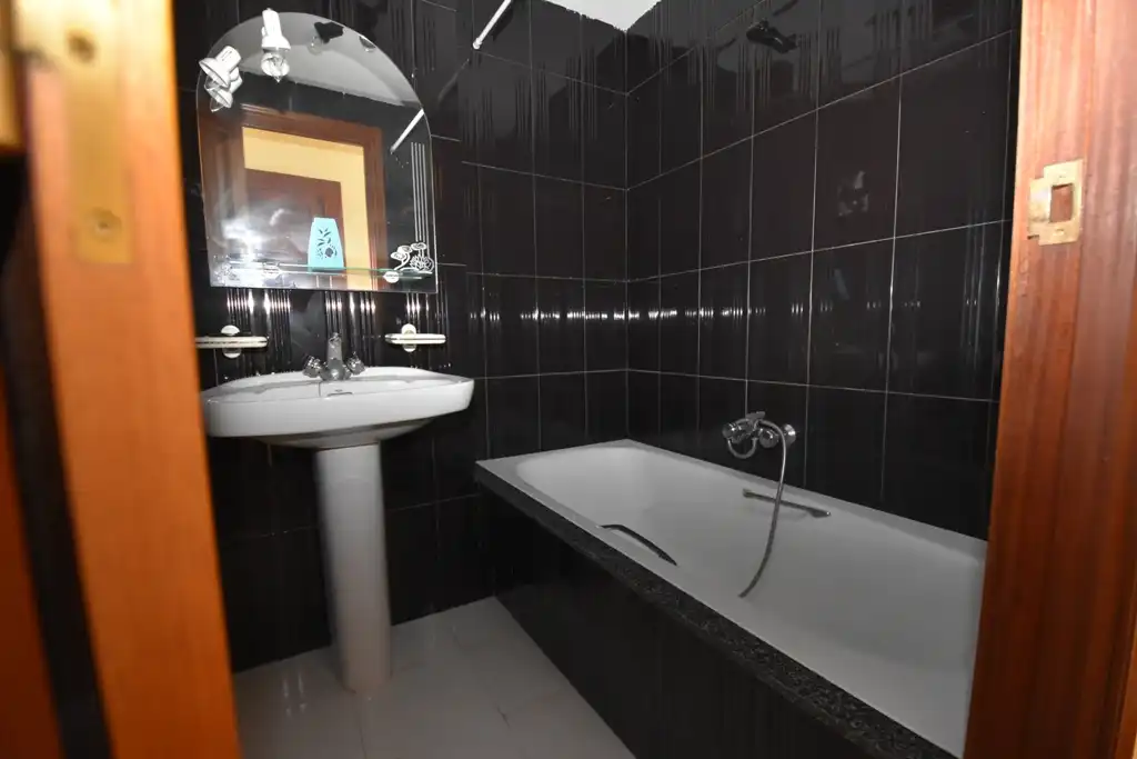 Bathroom of Flat for sale in Noia, A Coruña