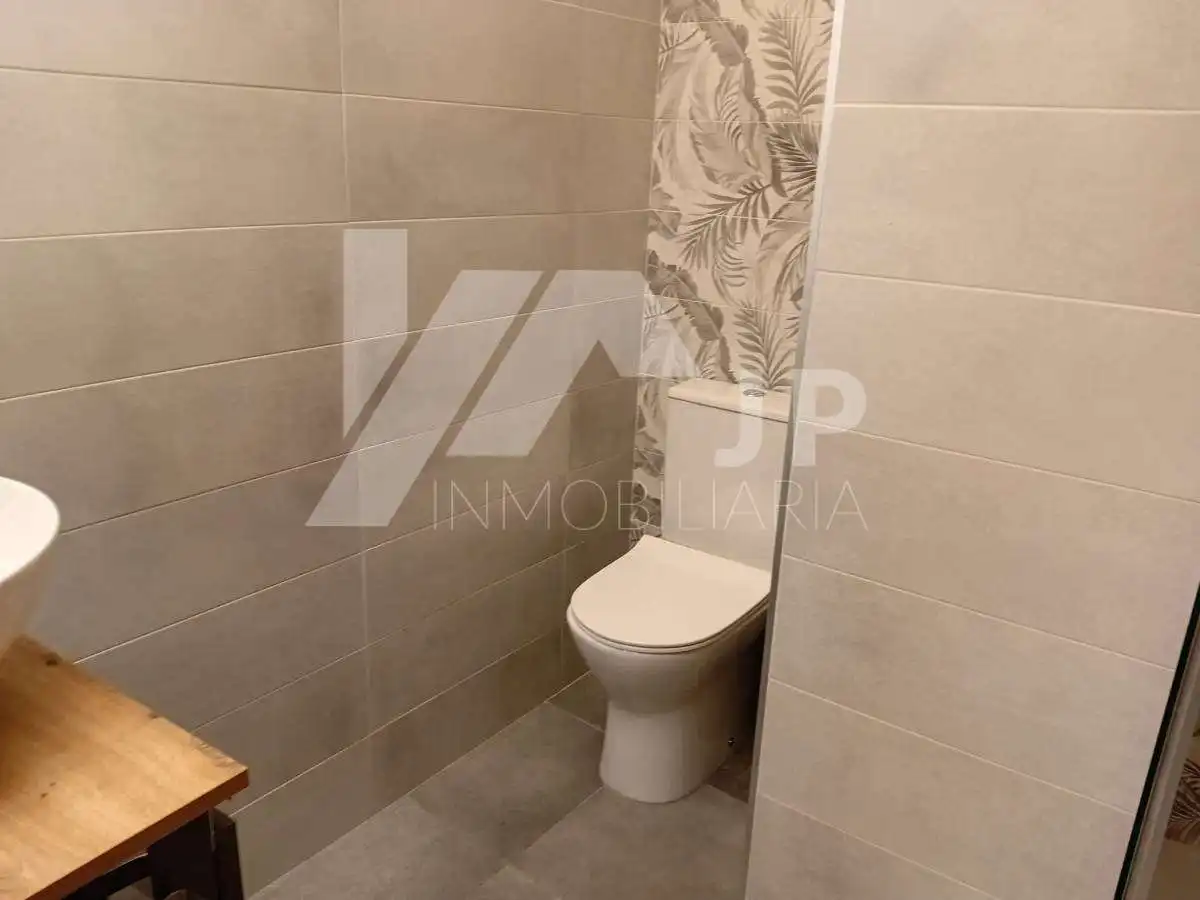 Bathroom of Flat for rent in Granada  with Air Conditioner, Heating and Parquet flooring