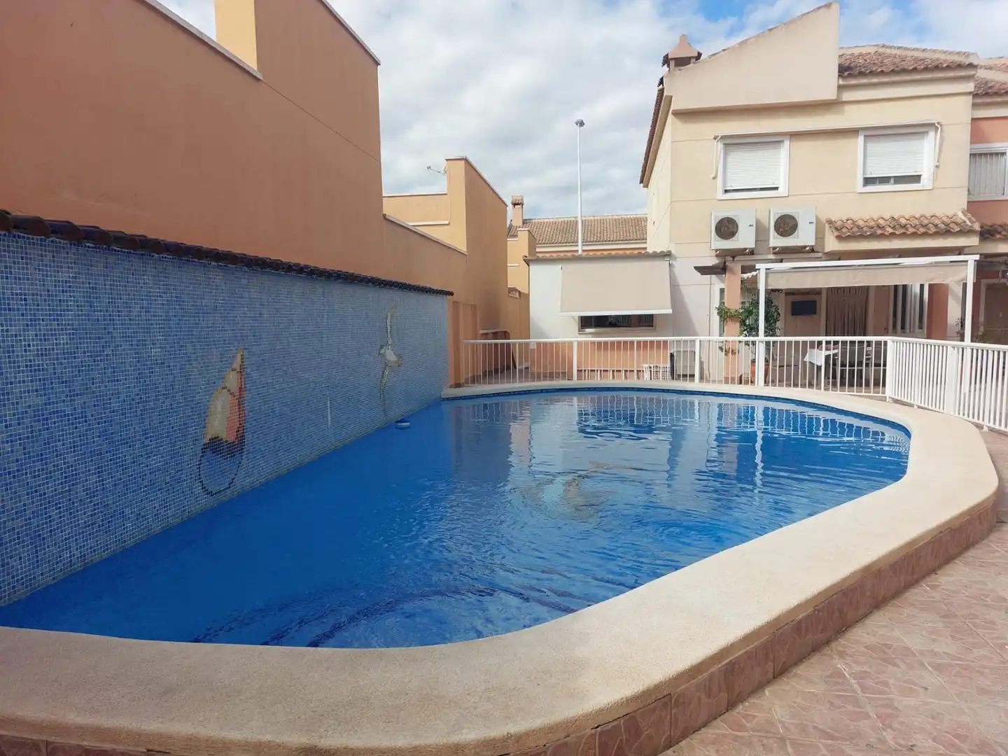 Schwimmbecken von Einfamilien-Reihenhaus zum Verkauf in Elche / Elx mit Privatgarten, Terrasse und Gemeinschaftspool