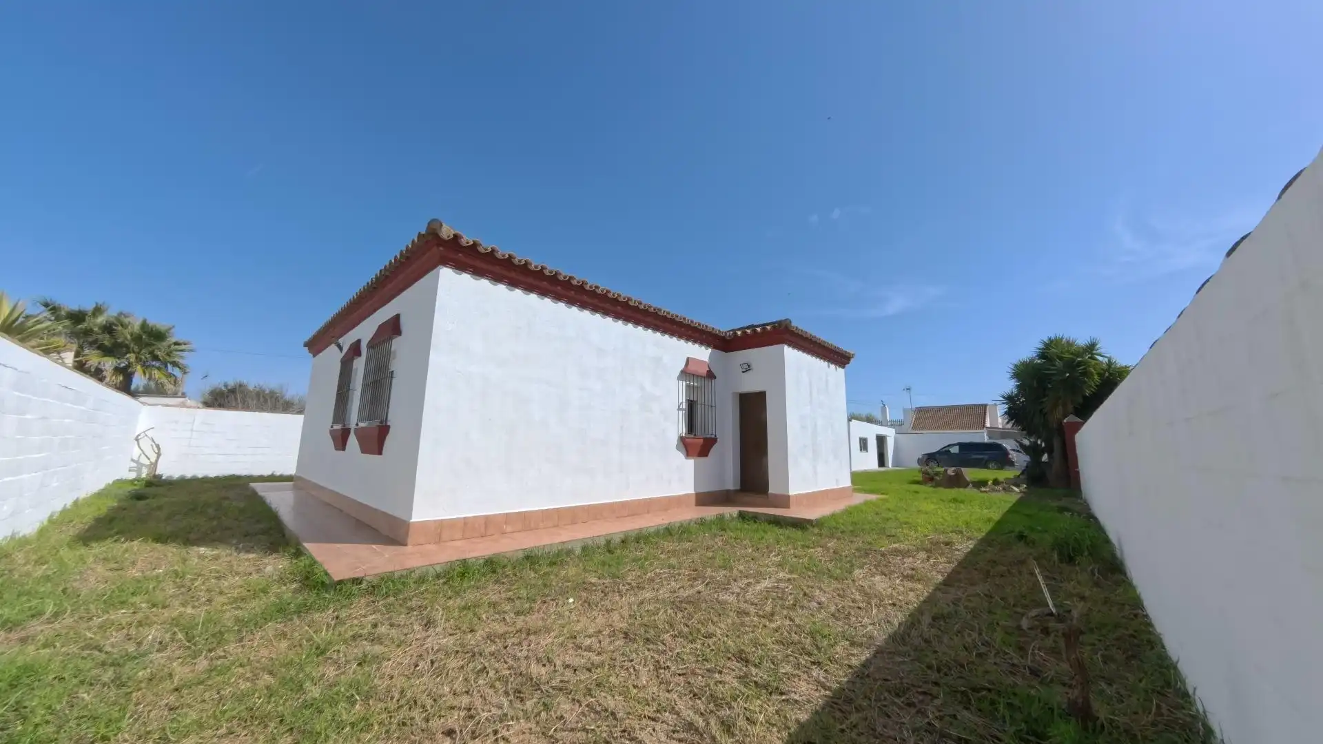 Vista exterior de Casa o xalet en venda en Chiclana de la Frontera amb Jardí privat