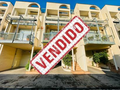 Vista exterior de Casa adosada en venda en Granollers amb Calefacció, Terrassa i Moblat