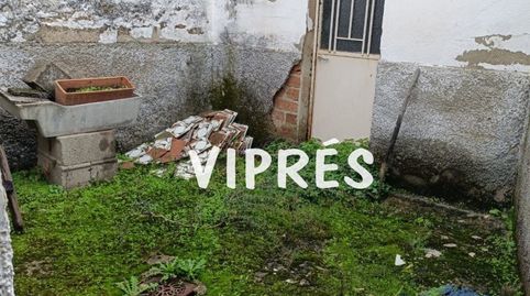 Casa en Sierra de Fuentes de dos plantas con muchas posibilidades para reformar a tu gusto.Cuatro habitaciones y un gran baño con