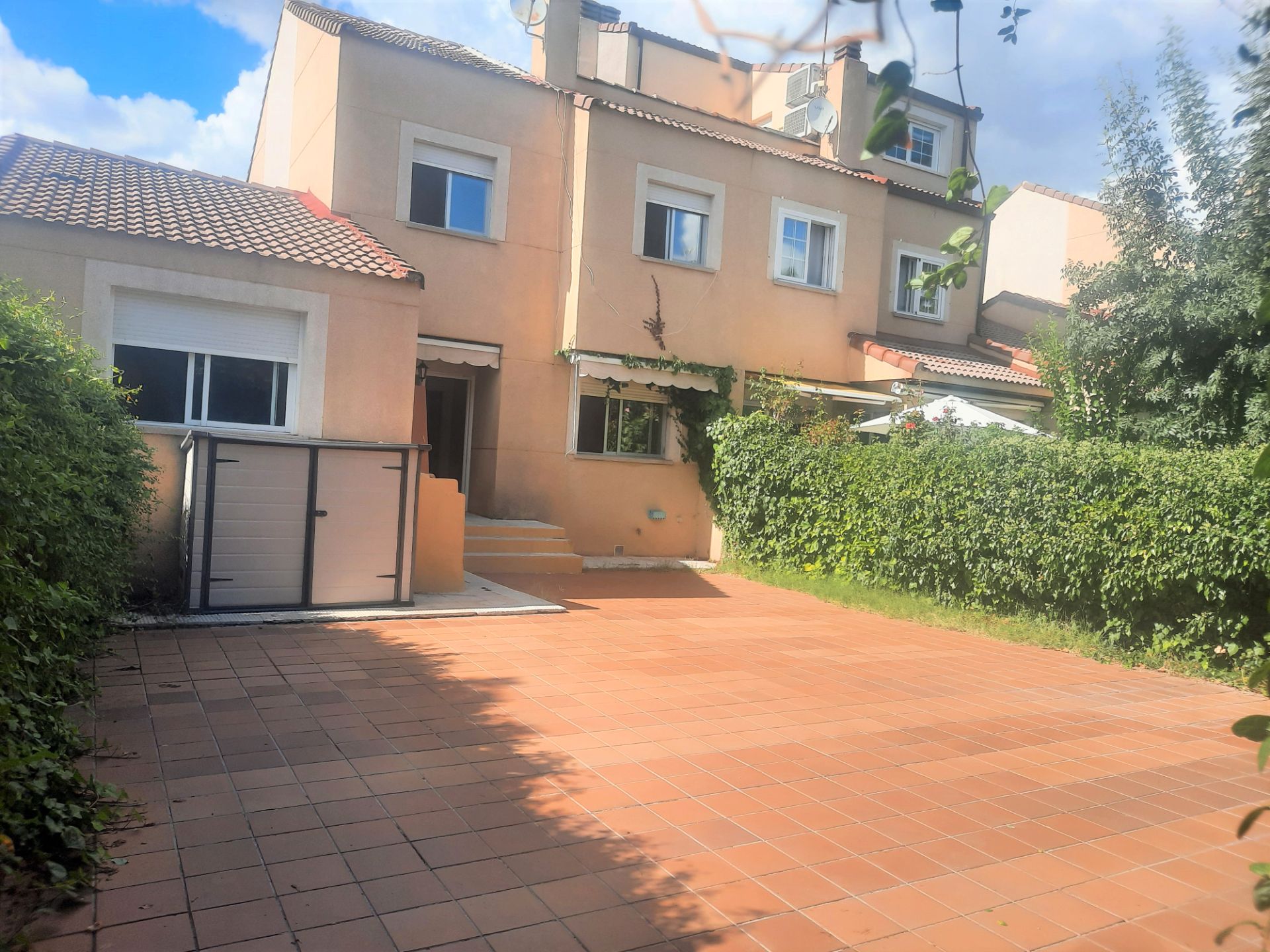 Vista exterior de Casa adosada de lloguer en Las Rozas de Madrid amb Calefacció, Jardí privat i Terrassa