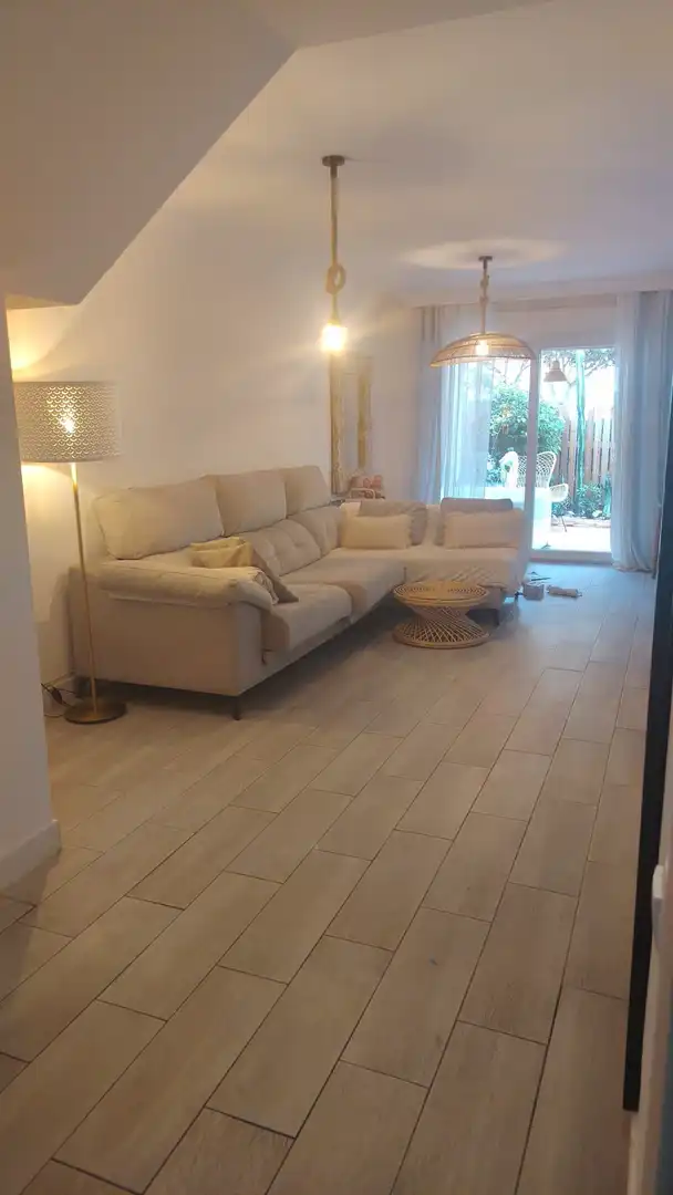 Sala d'estar de Casa adosada en venda en Eivissa amb Aire condicionat i Jardí privat