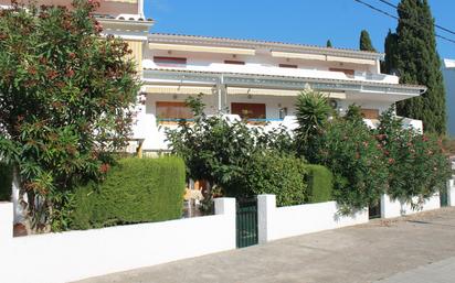 Vista exterior de Àtic en venda en L'Escala amb Terrassa i Piscina comunitària
