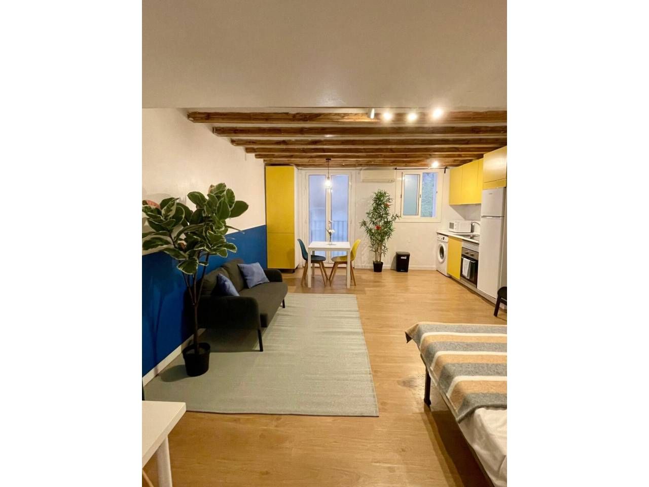 Study to rent in  Barcelona Capital  with Heating, Furnished and Balcony