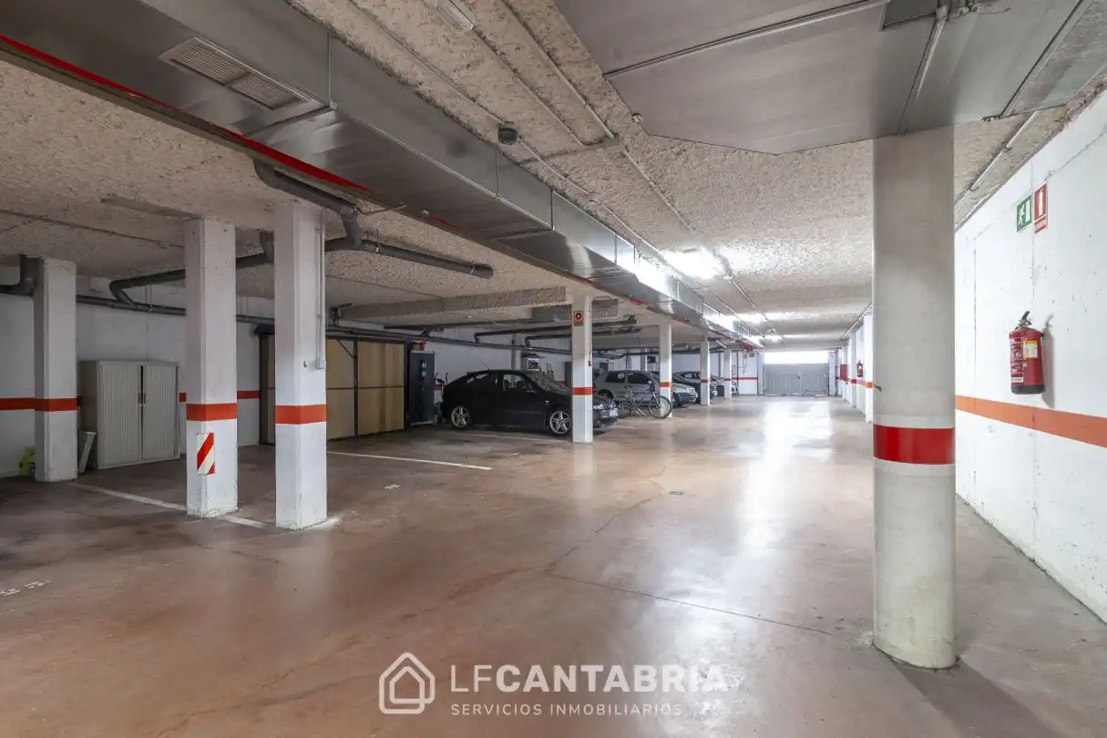 Parking de Dúplex en venta en Castañeda con Calefacción y Terraza