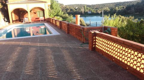 Excelente  chalet, con piscina,  jardín y con unas vistas espectaculares a la laguna