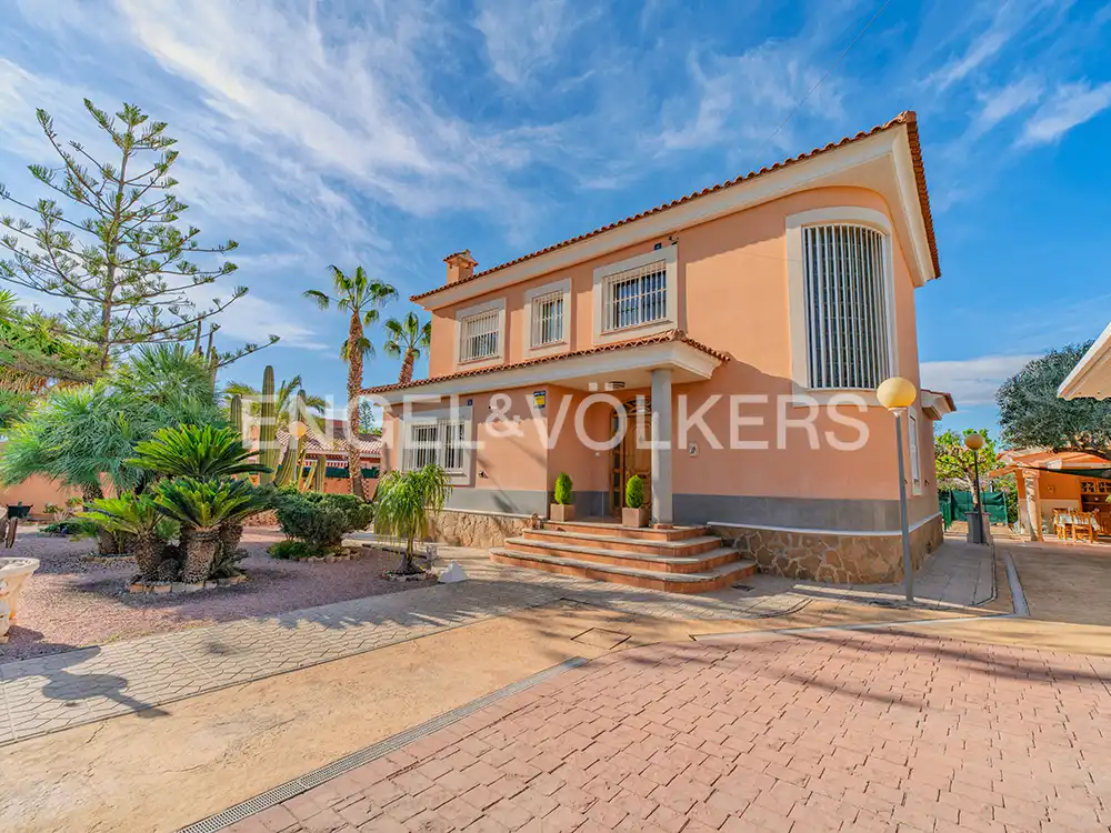 Exterior view of Houses for sale in San Vicente del Raspeig / Sant Vicent del Raspeig  with Air Conditioner, Heating and Private garden