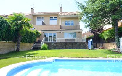 Vista exterior de Casa o xalet de lloguer en Villanueva de la Cañada amb Aire condicionat, Terrassa i Piscina