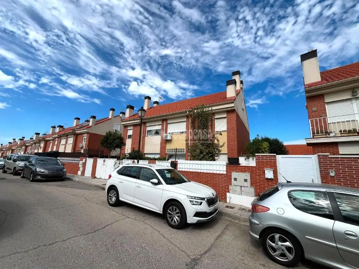 Casa aparellada en venda a Loeches, imagen 3