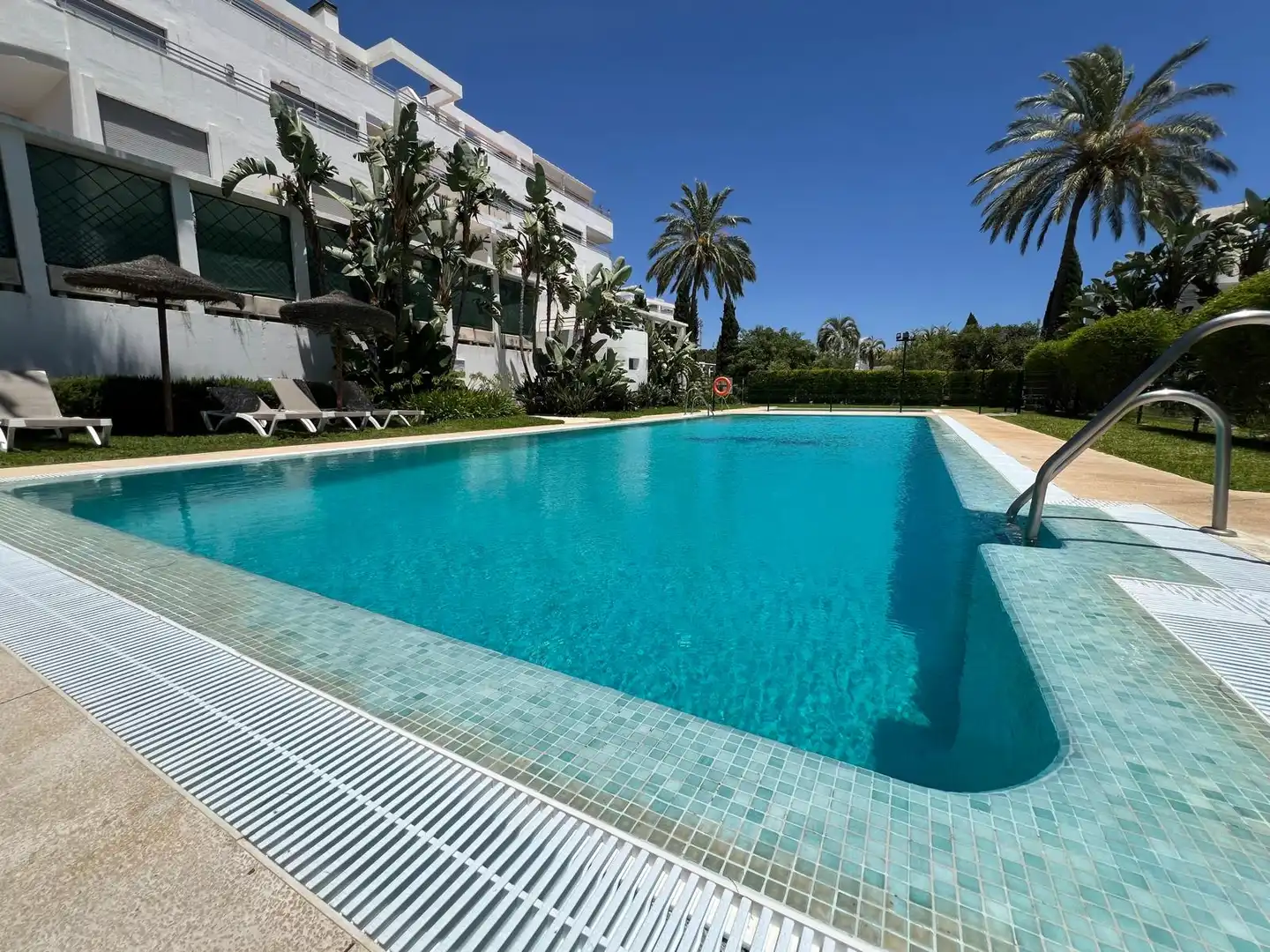 Schwimmbecken von Wohnung zum Verkauf in Mijas mit Klimaanlage, Heizung und Privatgarten