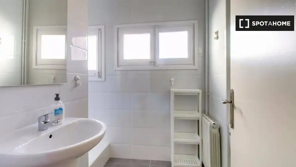 Baño de Piso de alquiler en Barcelona con Aire acondicionado, Calefacción y Amueblado