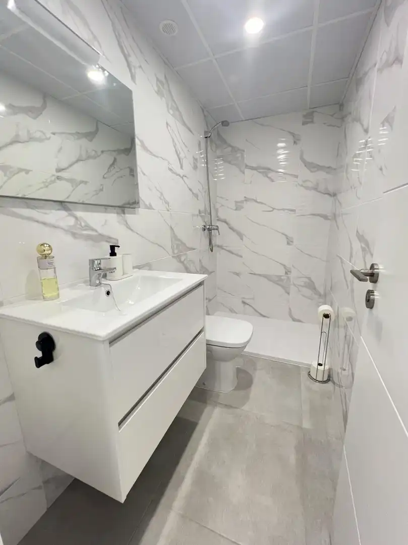 Bany de Apartament de lloguer en Fuengirola amb Aire condicionat, Calefacció i Terrassa