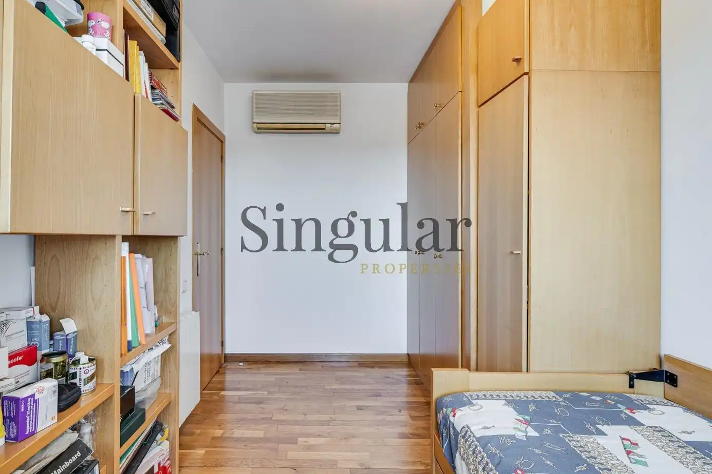 Schlafzimmer von Dachboden zum Verkauf in Barcelona mit Klimaanlage, Heizung und Parkett