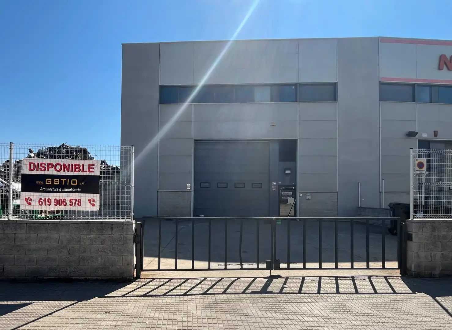 Exterior view of Industrial buildings for rent in Salt