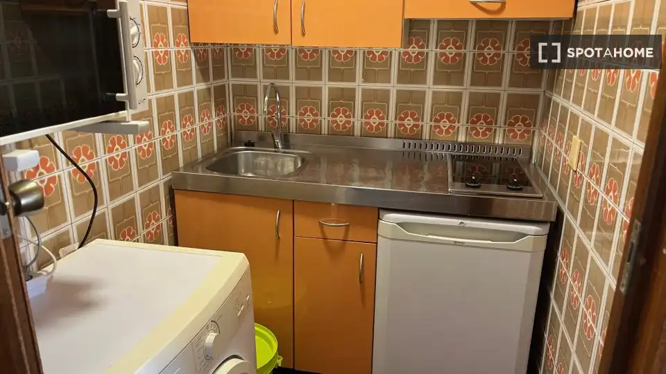Cuina de Pis de lloguer en Madrid amb Aire condicionat, Calefacció i Moblat