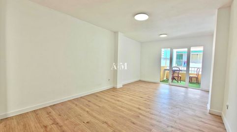 SE VENDEOfrecemos a la venta este luminoso apartamento totalmente reformado, ubicado en la zona de Acequión de Torrevieja, a pocos