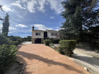 Vista exterior de Casa o xalet en venda en Cabanillas de la Sierra amb Aire condicionat, Jardí privat i Terrassa