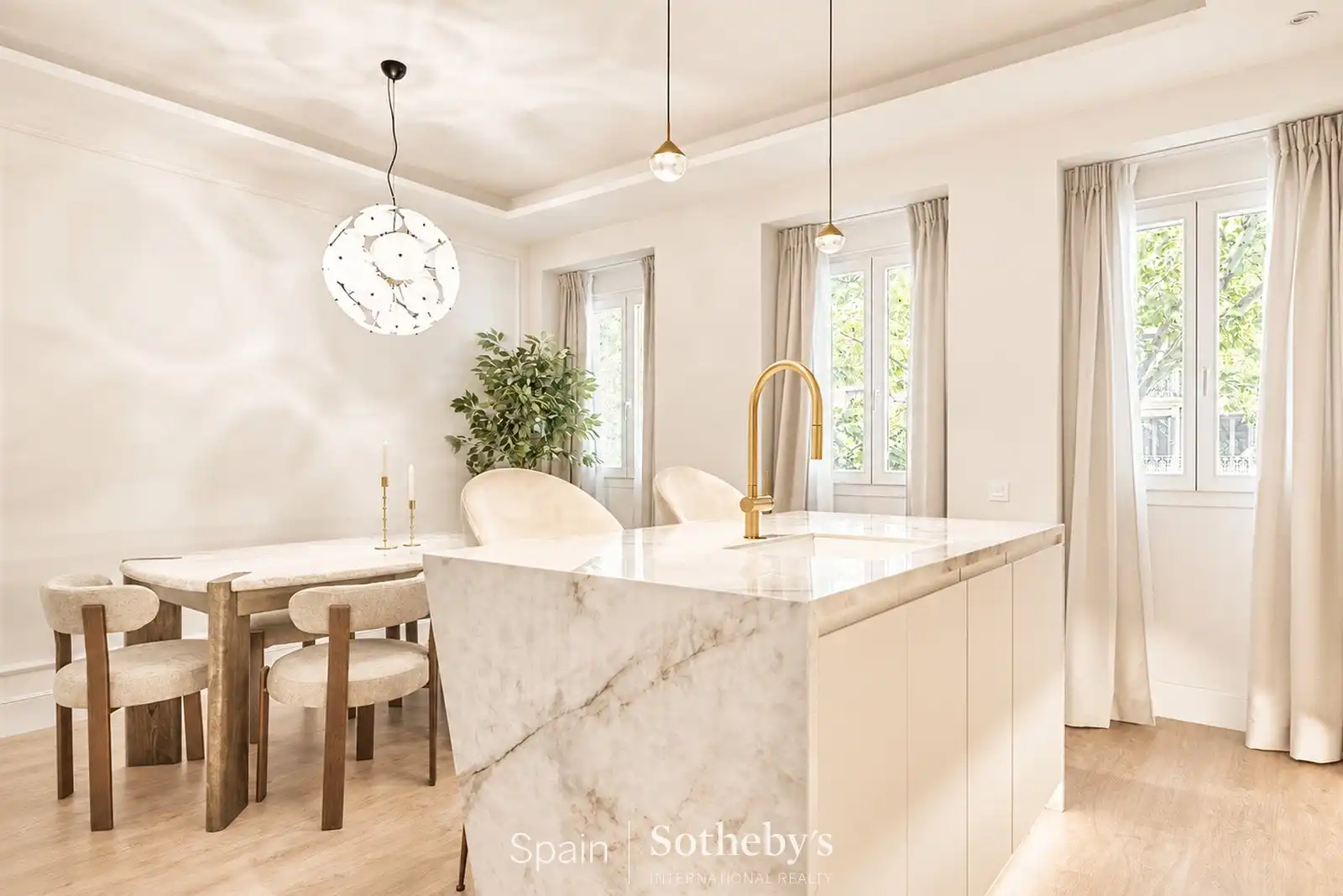 Cuina de Apartament en venda en Madrid amb Aire condicionat