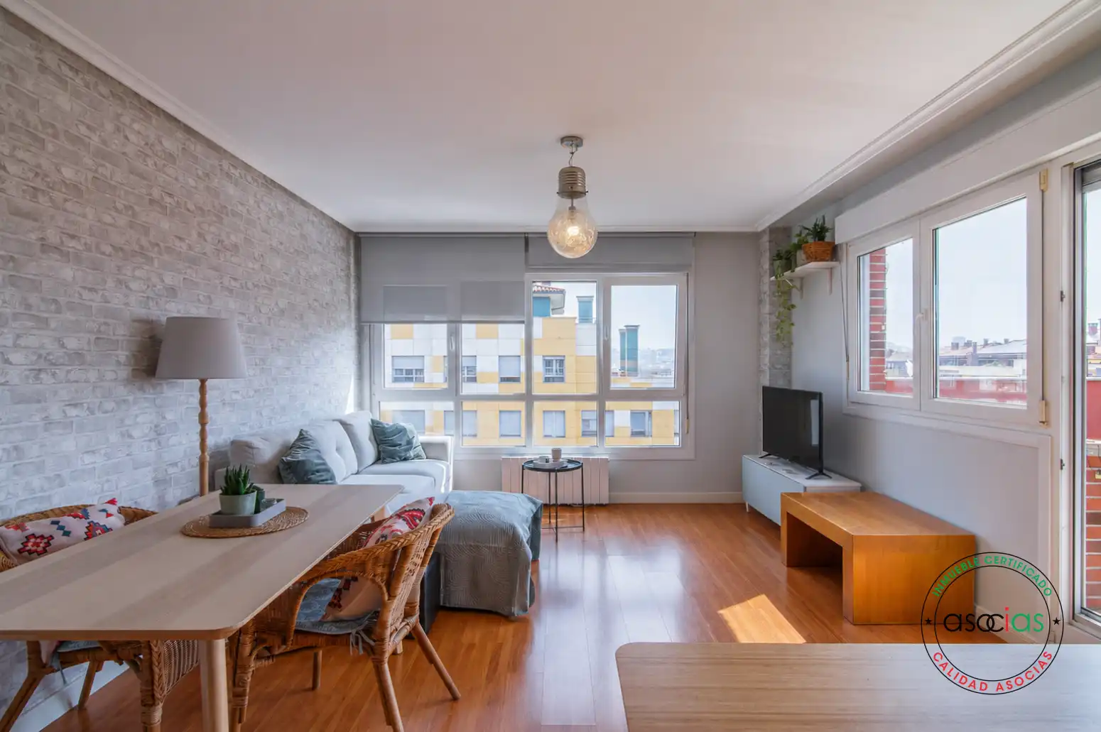 Sala d'estar de Àtic en venda en Oviedo  amb Calefacció, Jardí privat i Parquet