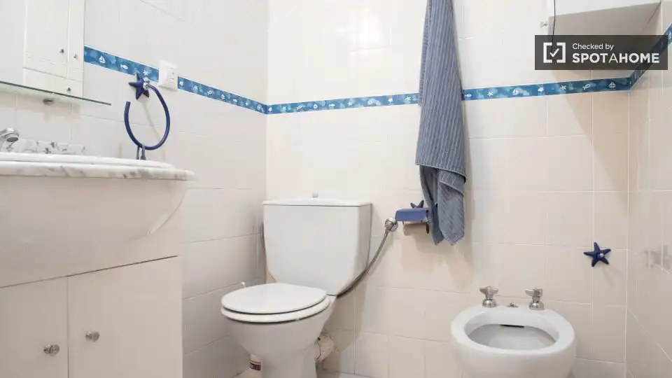 Baño de Piso de alquiler en Alcalá de Henares con Aire acondicionado, Calefacción y Amueblado