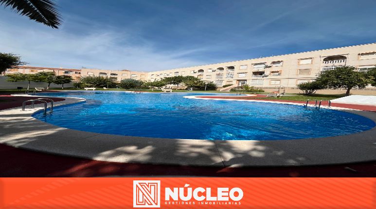 Piscina de Pis en venda en Torrevieja amb Aire condicionat, Calefacció i Moblat