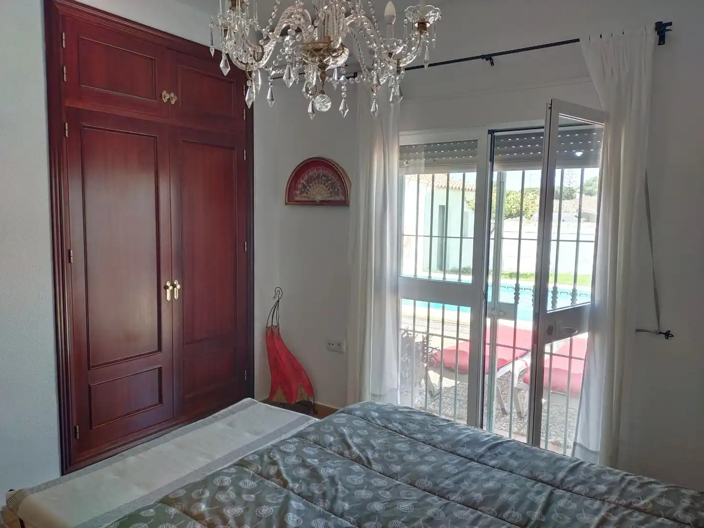 Dormitori de Casa o xalet en venda en Chiclana de la Frontera amb Aire condicionat, Jardí privat i Piscina
