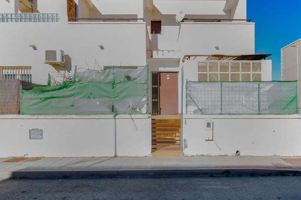Außenansicht von Einfamilien-Reihenhaus zum Verkauf in Níjar