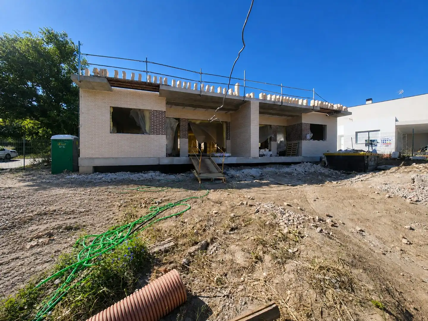 Vista exterior de Casa adosada en venda en Villalbilla amb Calefacció, Jardí privat i Traster